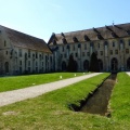 17_à gauche le bâtiment des latrines