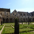 21_ le Cloître avc à droite le bâtiment des moines convers