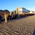 3_A l'heure d'ouverture, les jaonais font déjà la queue