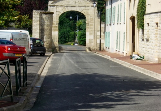 11Porte d'accès à Le Mesnil le Roi (78)