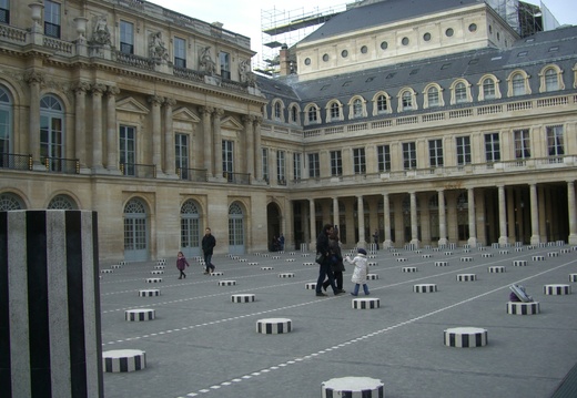 5858 Les horribles et scandaleuses colonnes de Buren