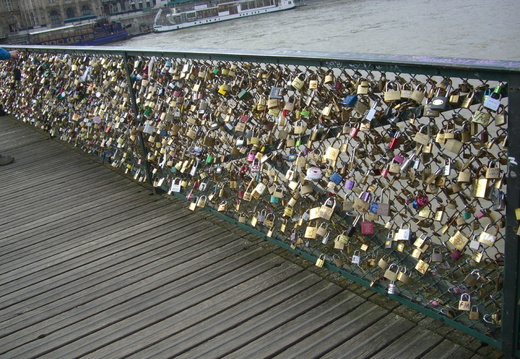 5868 les cadenas damour au pont des Arts