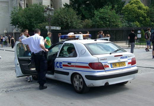 44_la Police de Papa devant Notre Dame