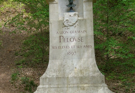 monument pelouse étang de Cernay