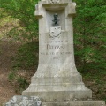 monument pelouse étang de Cernay