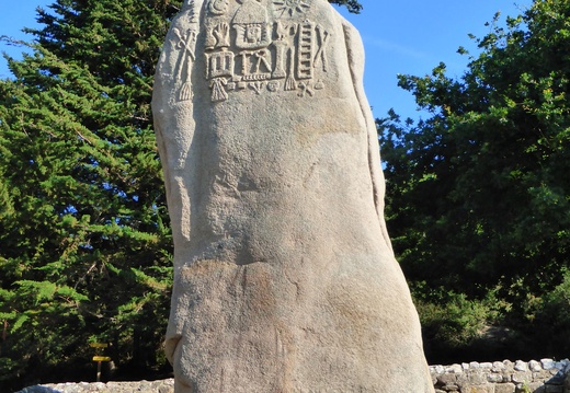 P1080412 le menhir de St Uzec
