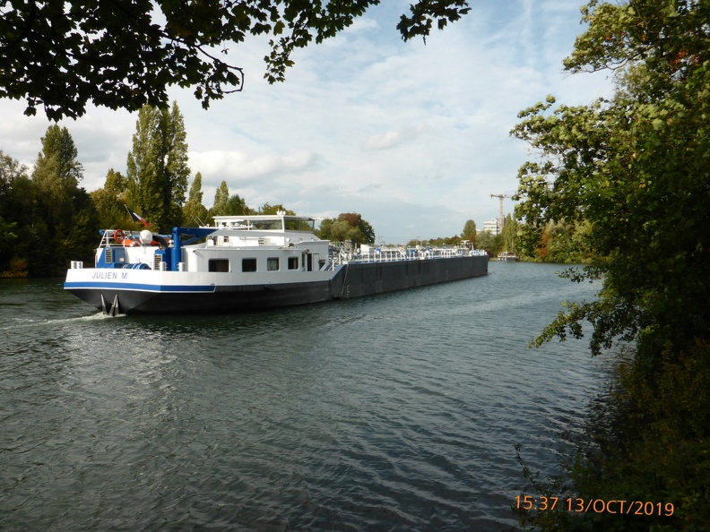 13_ Super-tanker fluvial sur la Seine.JPG