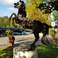 112338 Sous le soleil, la statue du haras de Jardy n'a pas bougé depuis l'an passé